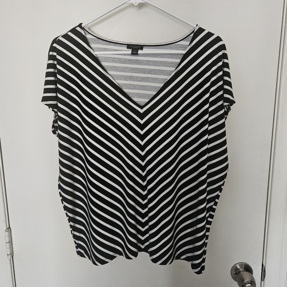 Loft Black And White Vneck Shirt Size M